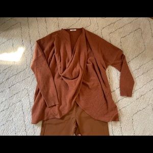 CO Twisted front 100% cashmere sweater in copper S